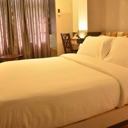 Hotel Aura Шилонг Екстериор снимка