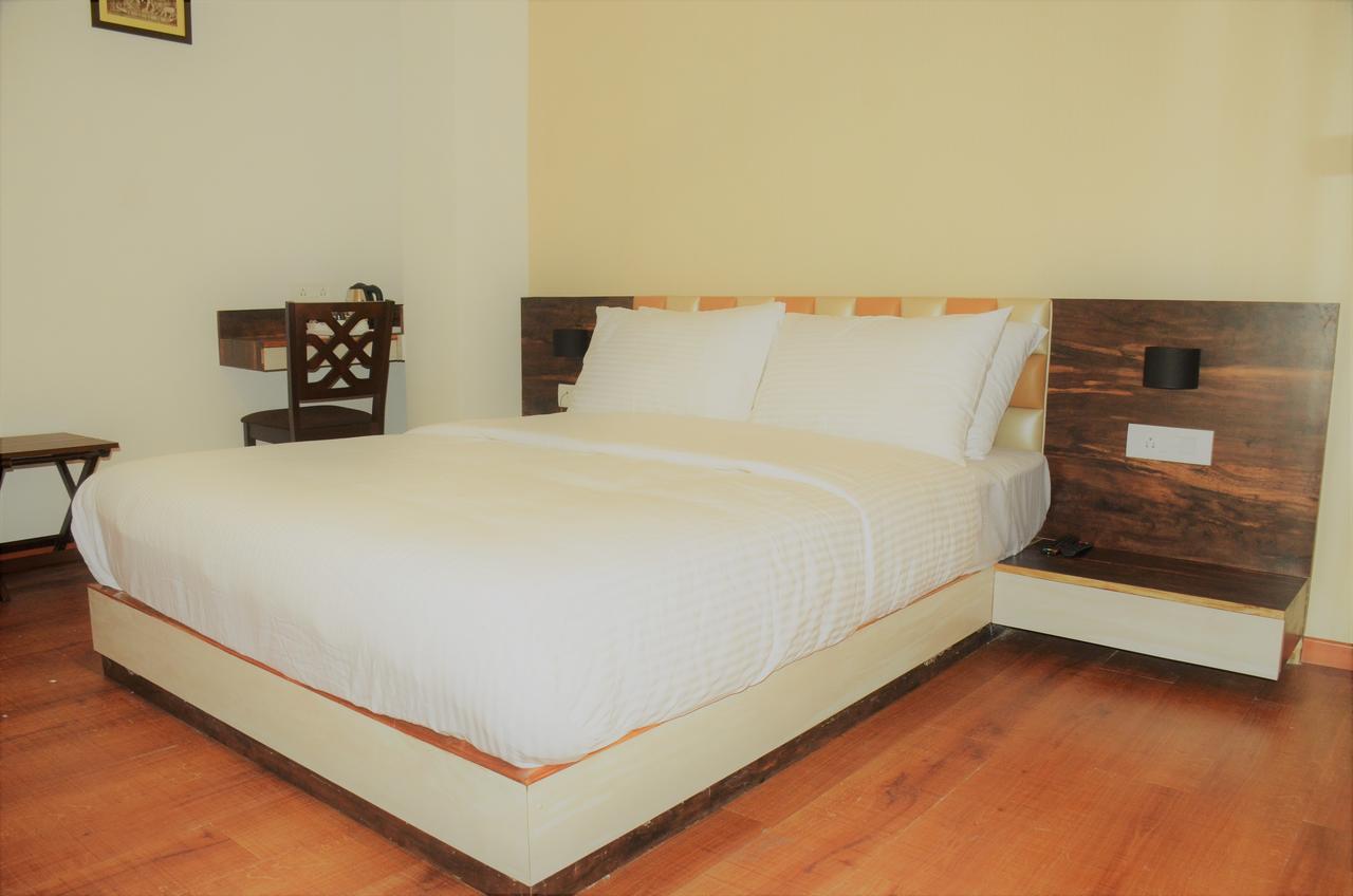 Hotel Aura Шилонг Екстериор снимка