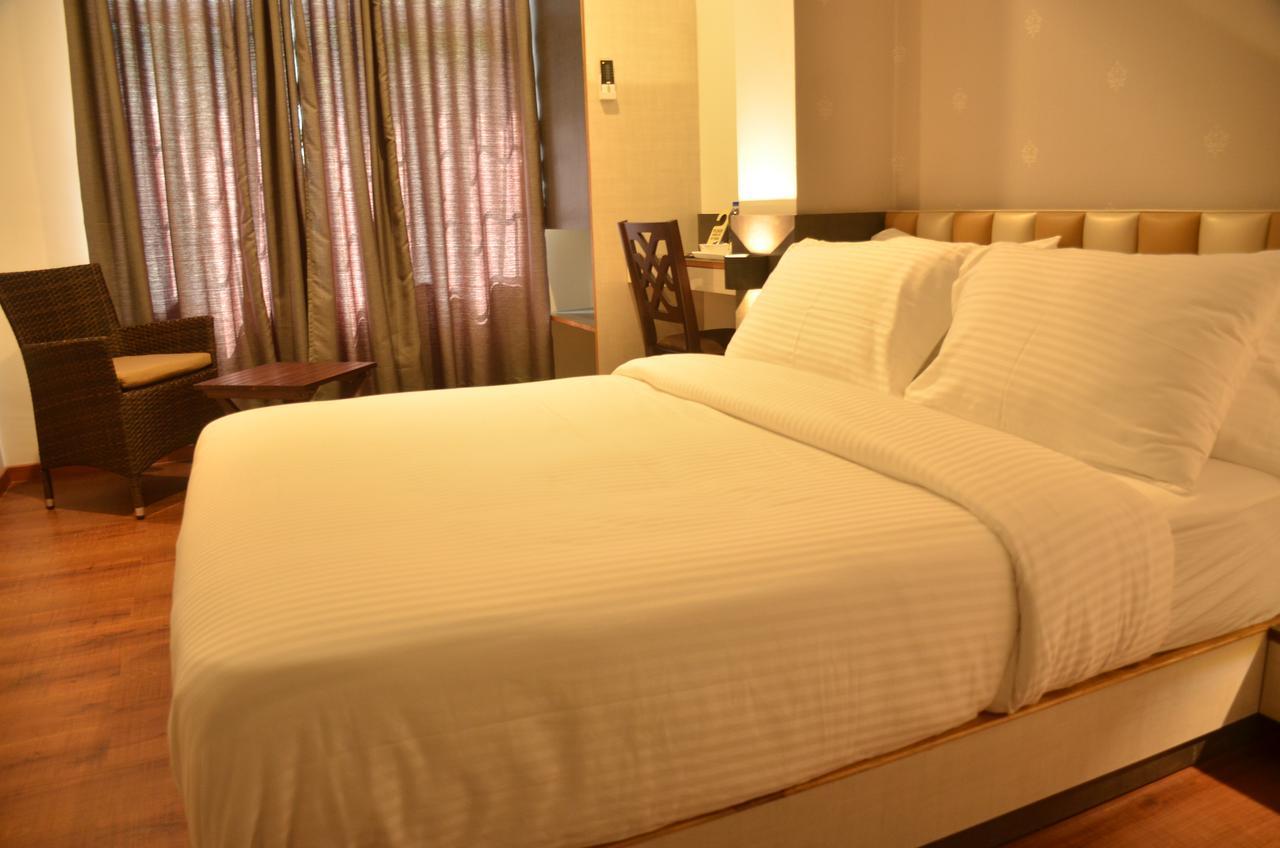 Hotel Aura Шилонг Екстериор снимка
