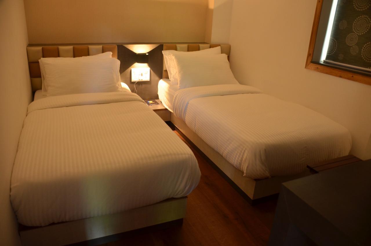 Hotel Aura Шилонг Екстериор снимка
